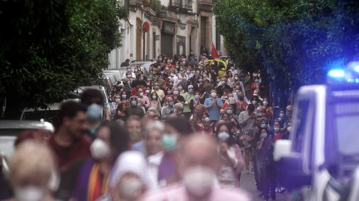 Cientos de personas acompañando el traslado del féretro de Julio Anguita este domingo en Córdoba