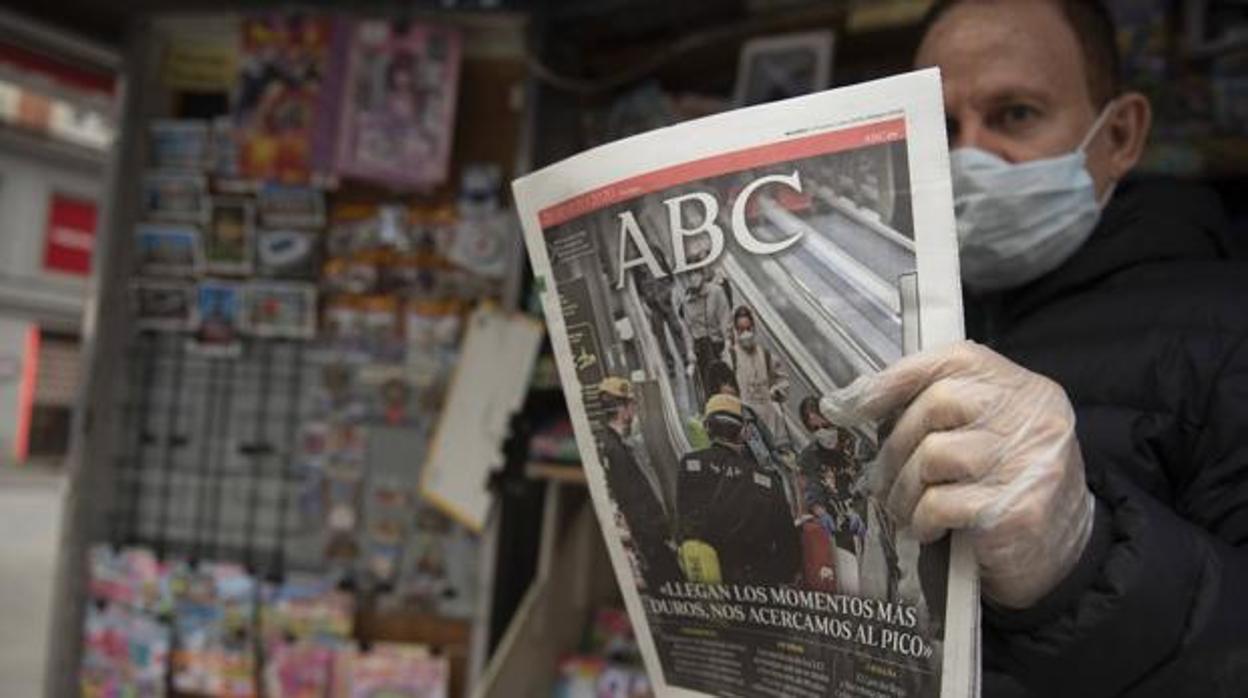 Un lector de nuestro periódico, con guantes y mascarilla en un quiosco