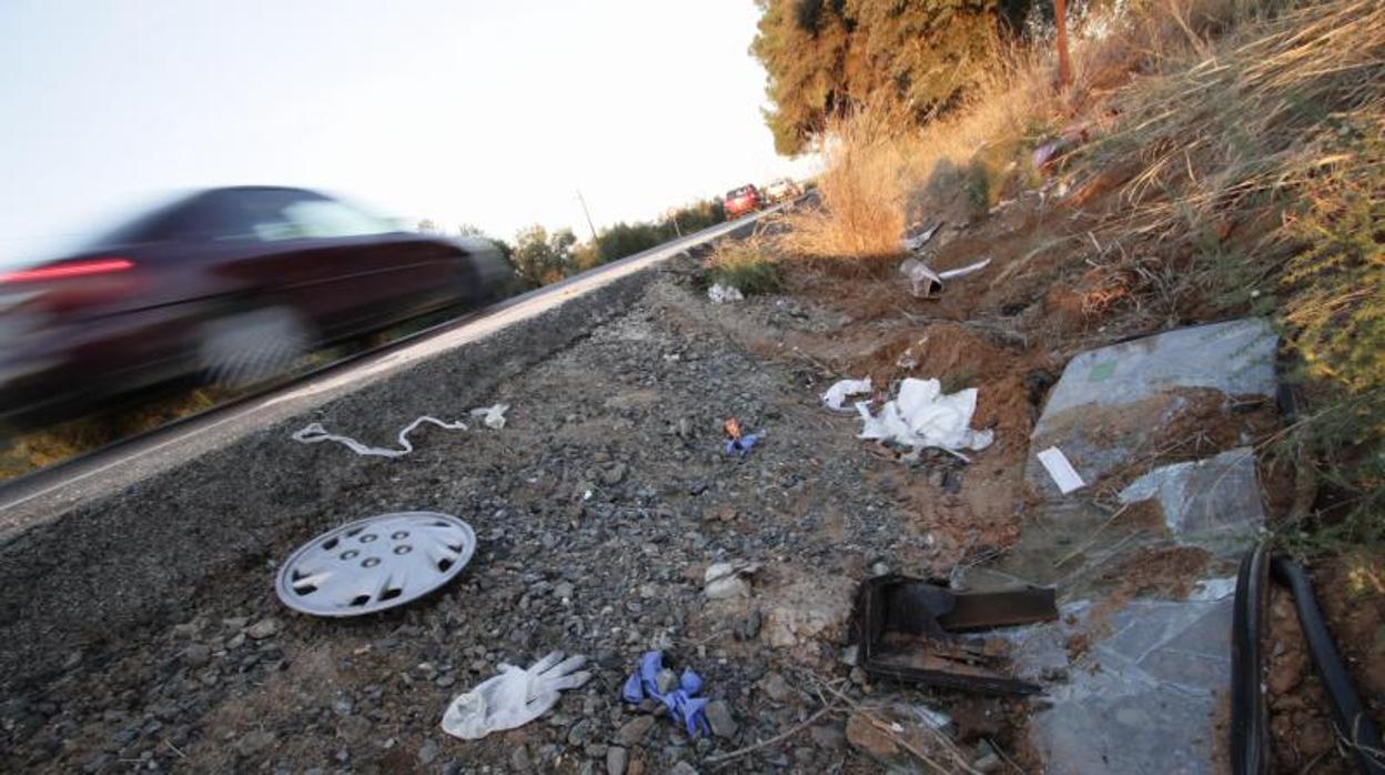 Restos de un accidente de tráfico en la cuneta de una carretera