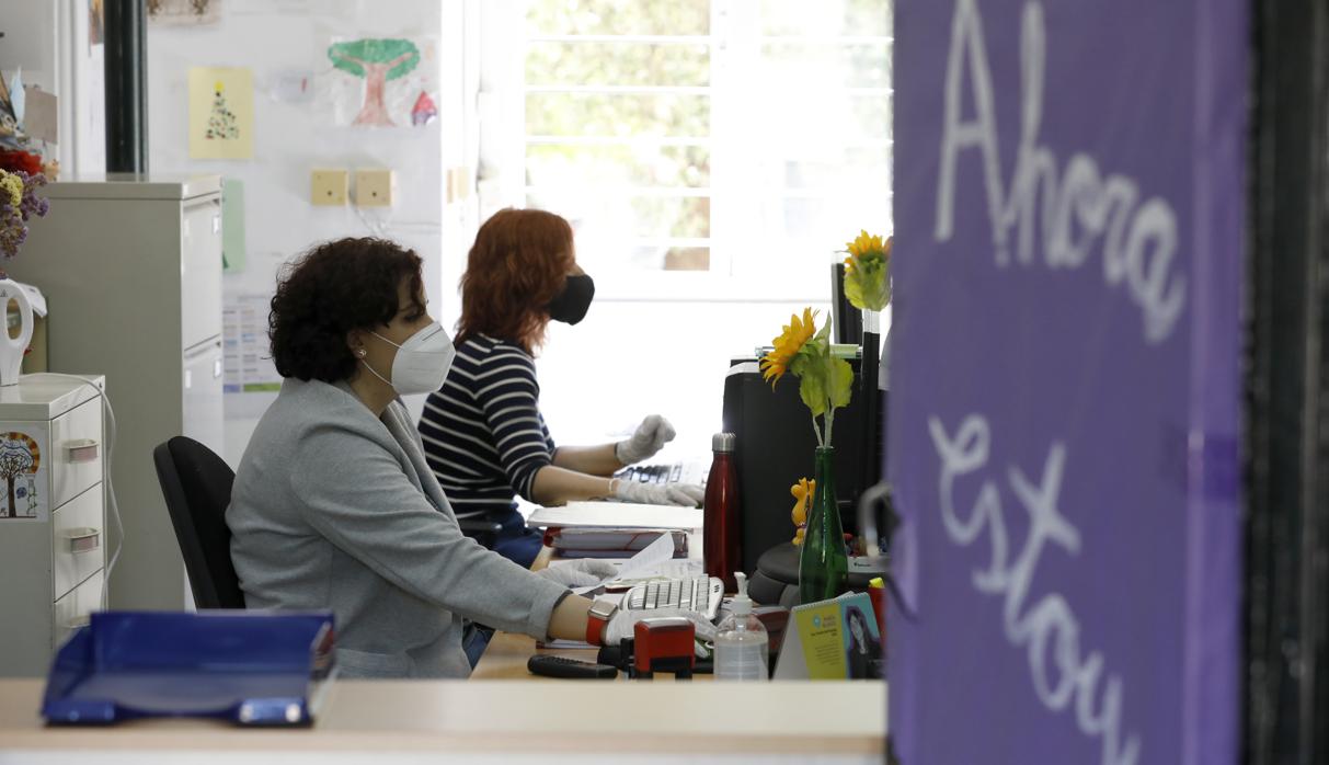 Olga y Vanesa, este lunes, en la secretaría del colegio Colón en Córdoba