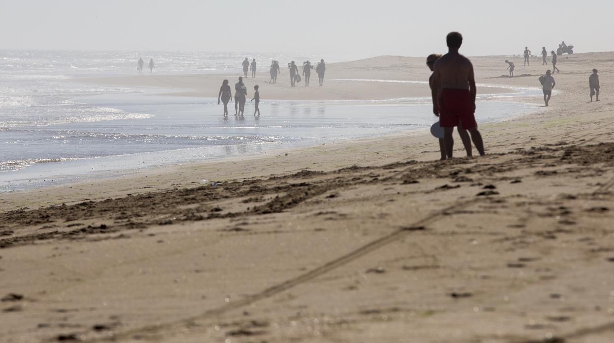 Veraneantes en un playa de Huelva