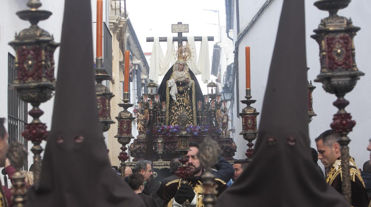 La Virgen de la Soledad, en su paso un Viernes Sant0