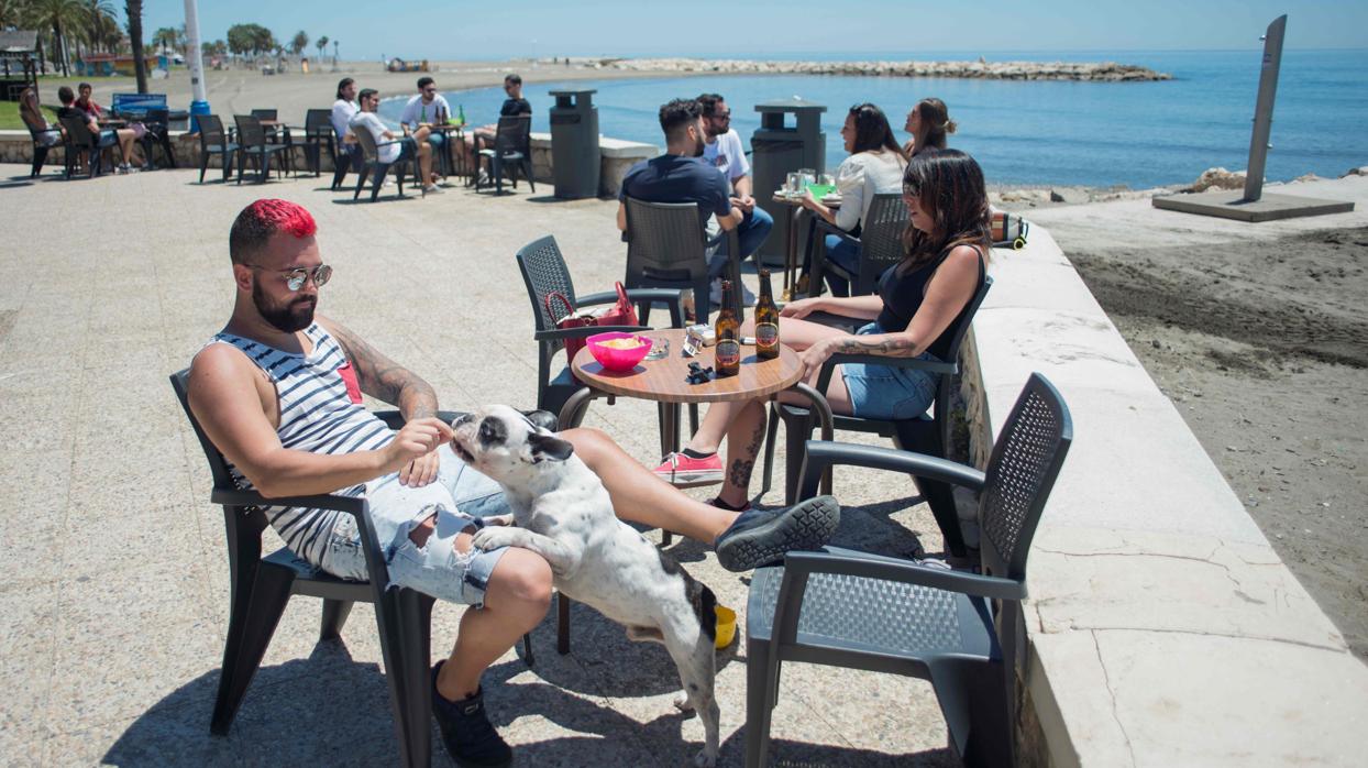 Una terraza, este lunes en la capital malagueña, en su estreno en la Fase 1