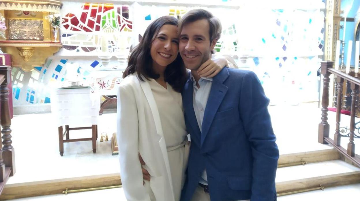 Ángela Cano y Antonio Mérida, poco el día de su boda en la iglesia de Santa Teresa