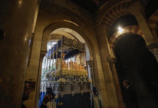 La Virgen de la Amargura entra a la Mezquita-Catedral por la segunda puerta