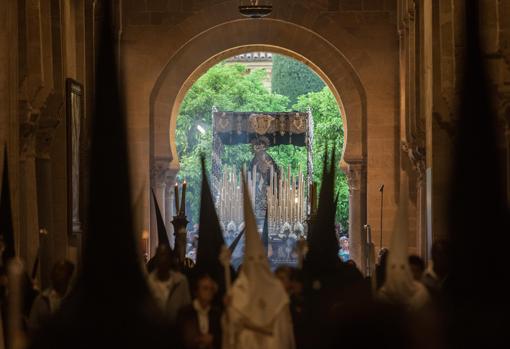 María Santísima Nazarena entra en la Mezquita-Catedral de Córdoba por la segunda puerta