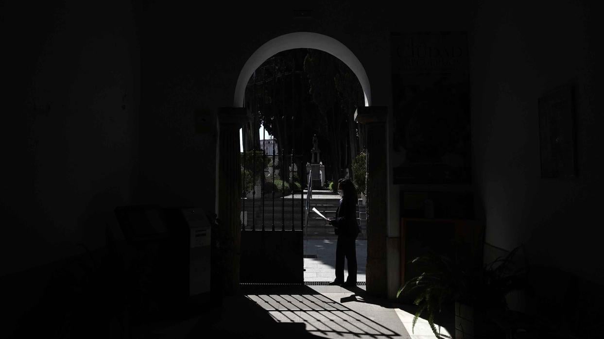 Una de las puertas de acceso al Cementerio de San Rafael