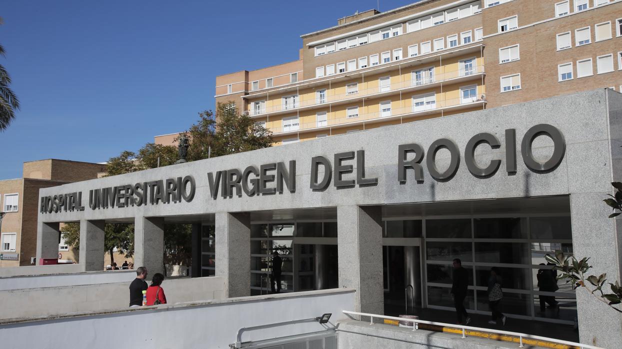 Entrada principal del Hospital Virgen del Rocío de Sevilla