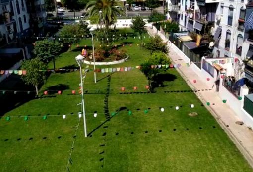 Zona común de una urbanización en Miralbaida decorada con farolillos