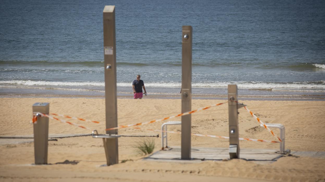 Playa de Punta Umbría con las duchas precintadas