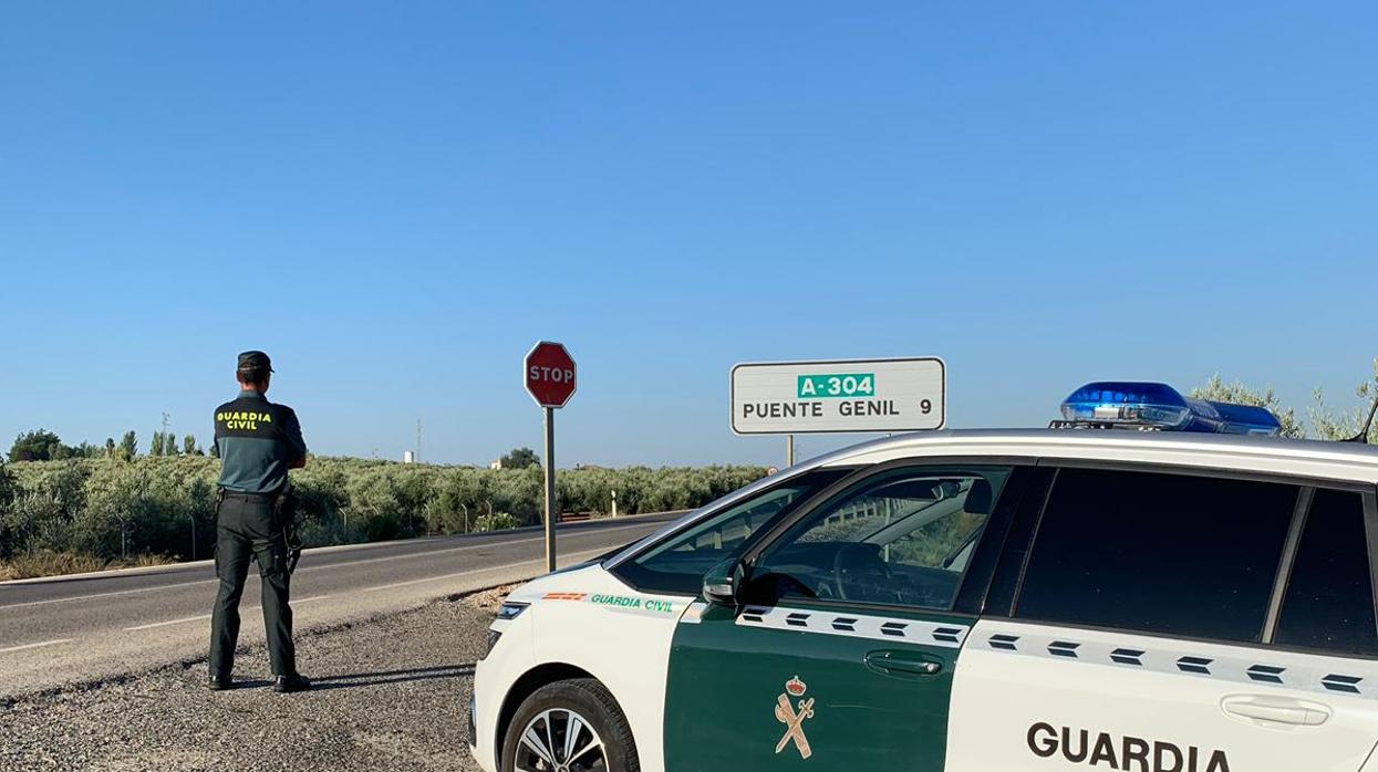 Un agente del puesto de la Guardia Civil en Puente Genil