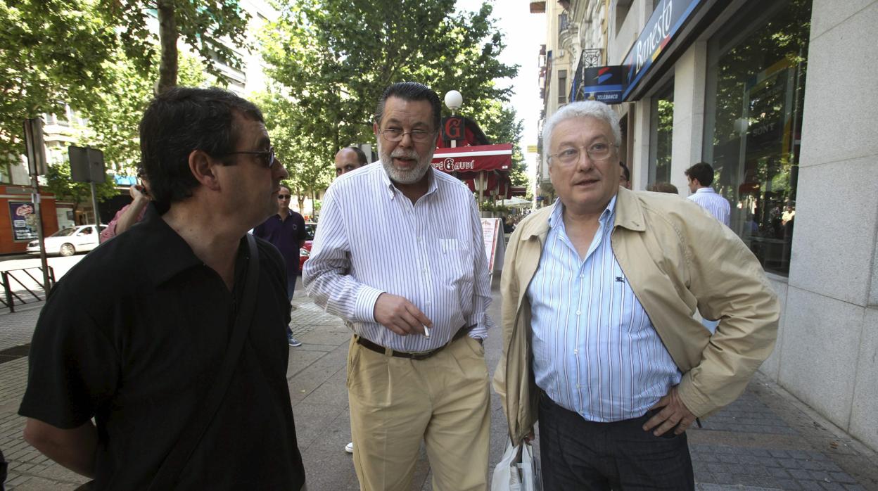 Salvador Blanco y Juan Ojeda, a las puertas de la sede de Cajasur en Córdoba