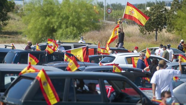 Las banderas de España inundan Málaga capital en la caravana de protesta por la gestión del Gobierno