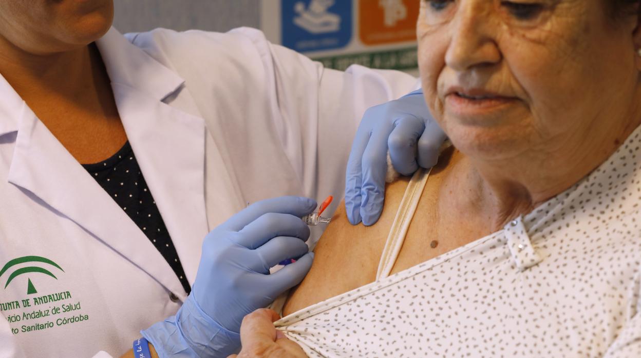 Una sanitaria administra una vacuna en un centro de salud de Córdoba antes del estado de alarma