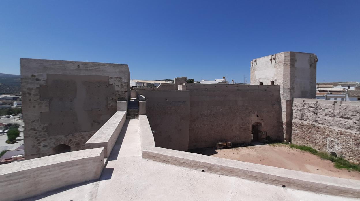 Castillo de Castro del Río desde una de sus murallas abiertas a las visitas