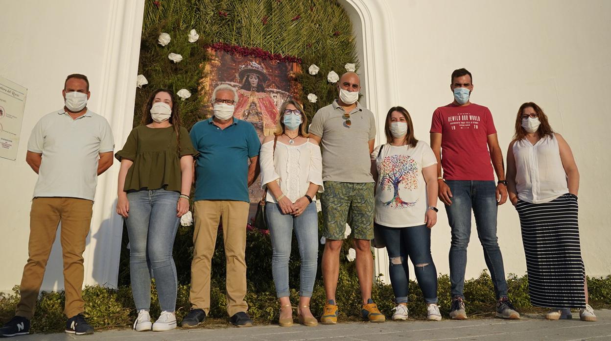 Miembros de la Asociación Cultural Flores para la Pastora ante las puertas del Santuario