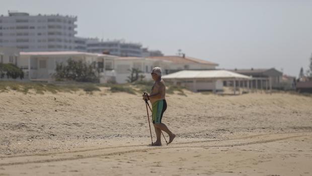 Moreno anuncia que la Junta contratará a 3.000 parados para vigilar las playas este verano