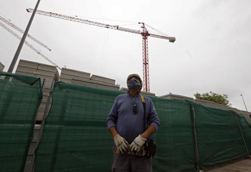 Un trabajador maneja una grúa en la cosntrucción de una promoción en la capital