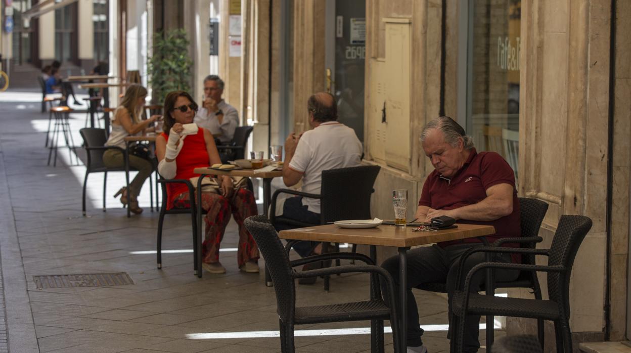 Imagen de unos veladores en el centro de Sevilla este lunes