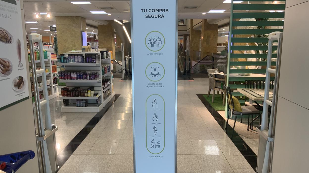 Indicaciones de seguridad en el centro comercial Ronda de Córdoba, de El Corte Inglés