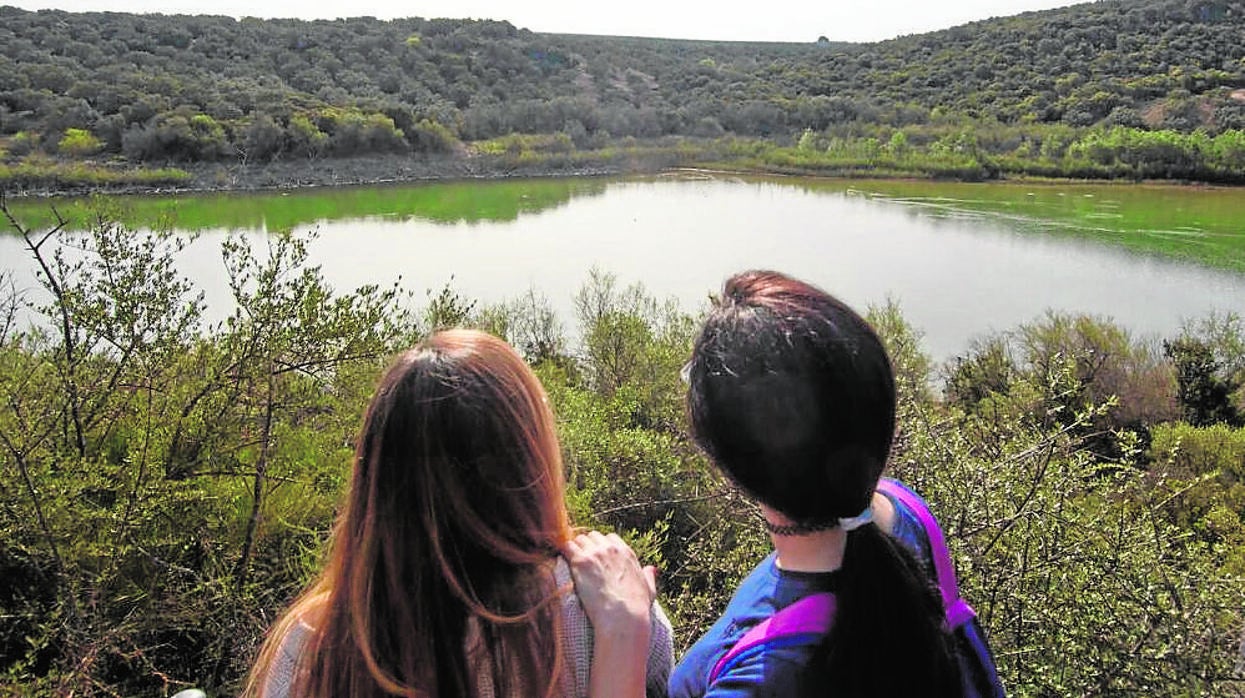 Dos jóvenes en la laguna Amarga de Lucena