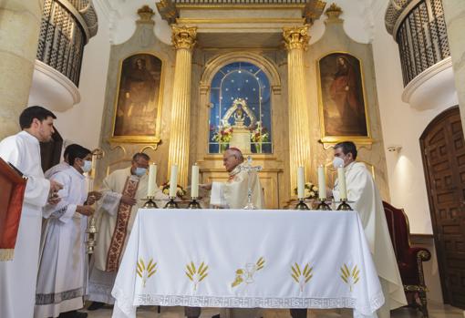 El Obispo de Córdoba, durante la celebración en la ermita de la Salud