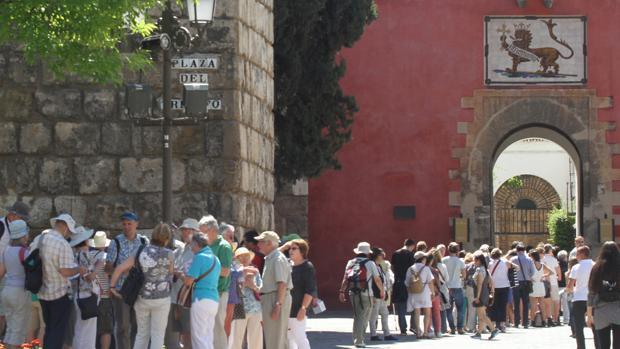 Marín pide que se elimine la cuarentena para turistas extranjeros que lleguen a Andalucía