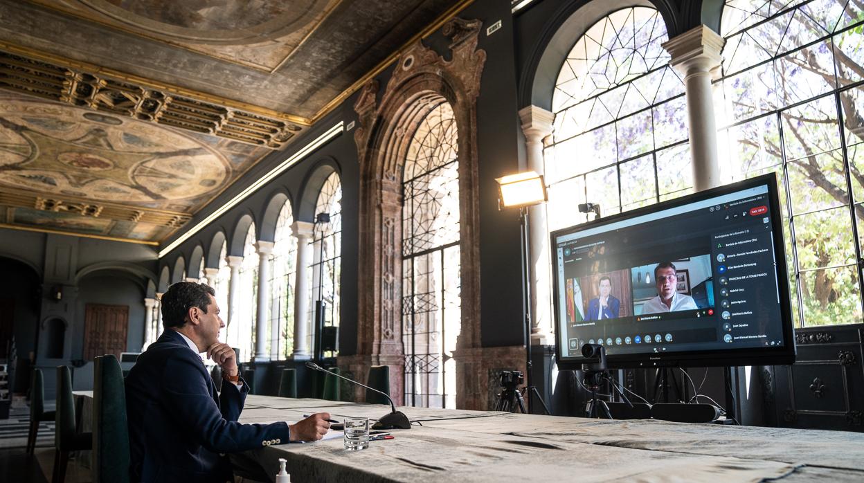 Imagen de la teleconferencia que mantuvo el presidente de la Junta con los alcaldes de las capitales