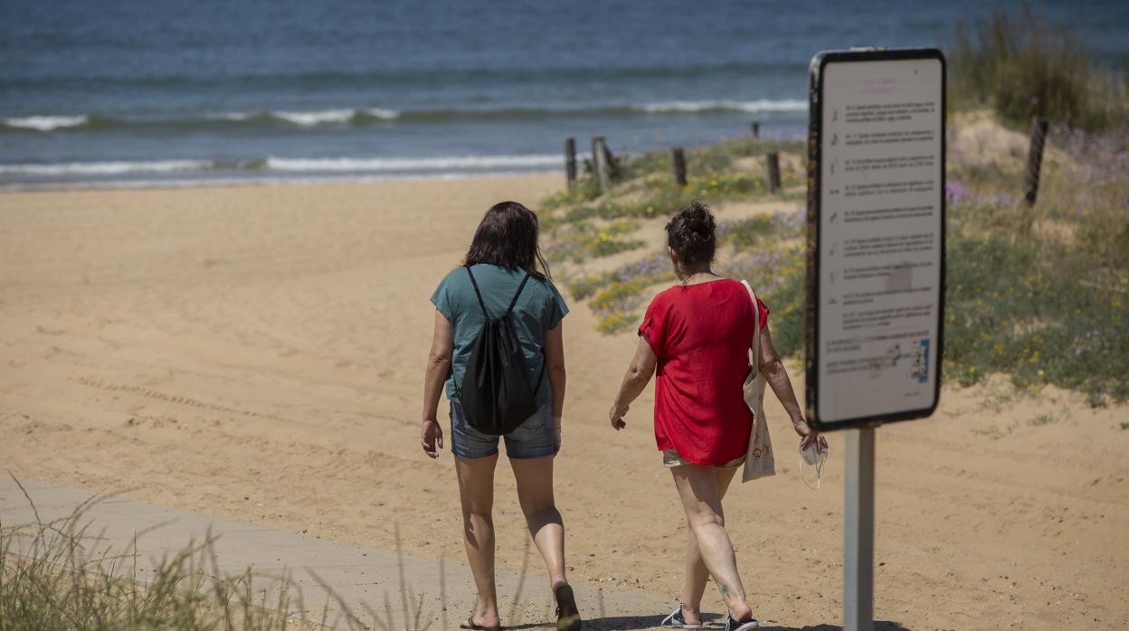 Dos mujeres entran en una playa de Punta Umbría este pasado fin de semana