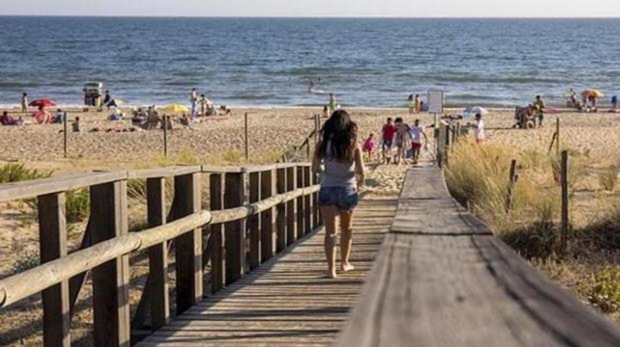 Bajada a la playa en la costa de Huelva