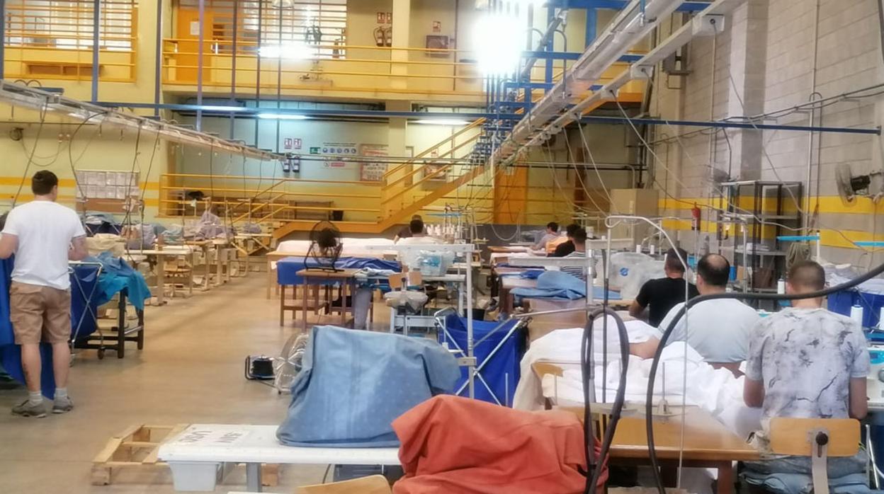 Presos trabajando en la elaboración de batas para los sanitarios de la provincia de Córdoba