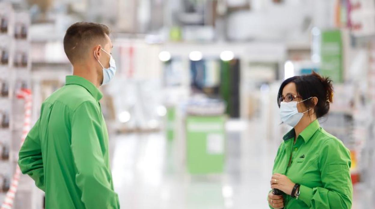 Dos trabajadores en la tienda de Leroy Merlin en Córdoba