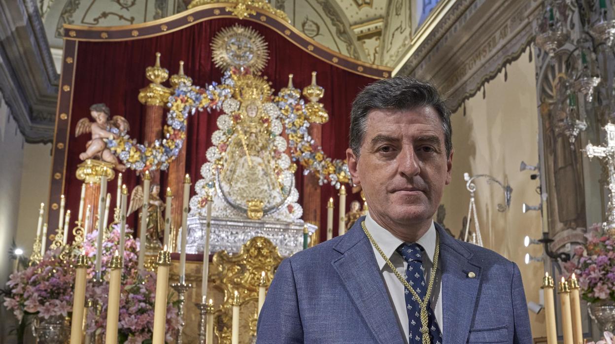 Santiago Padilla, ante el altar de la Blanca Paloma, especialmente engalanado para celebrar este Pentecostés