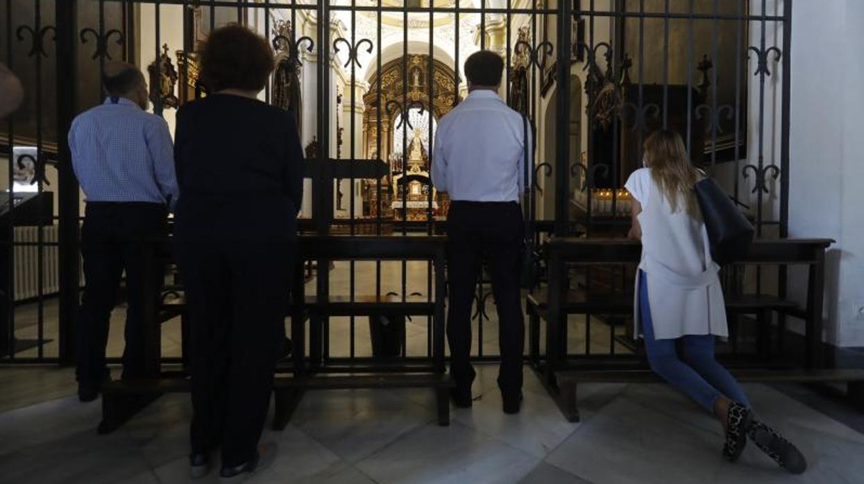 Devotos ante la Virgen de los Dolores en la reapertura de San Jacinto