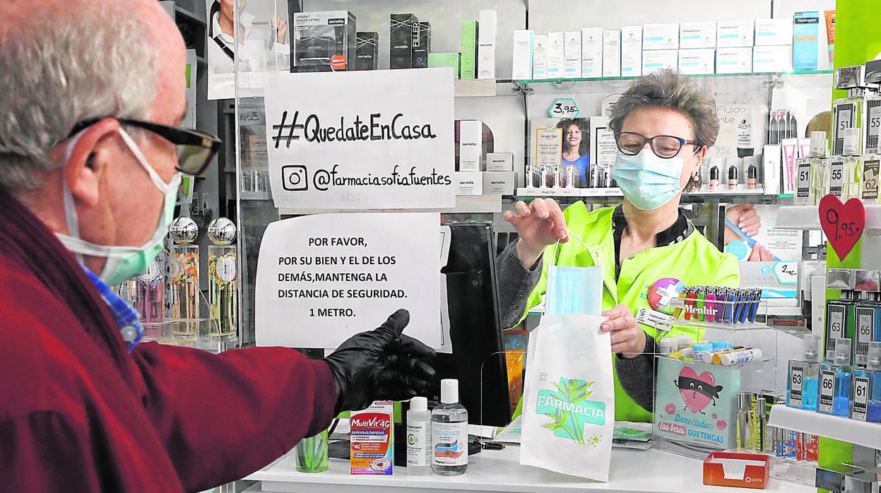 Un cliente en una farmacia de Córdoba