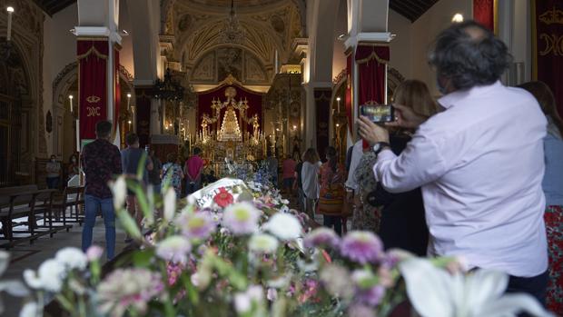 Los devotos no olvidan Pentecostés y acuden a visitar a la Virgen del Rocío