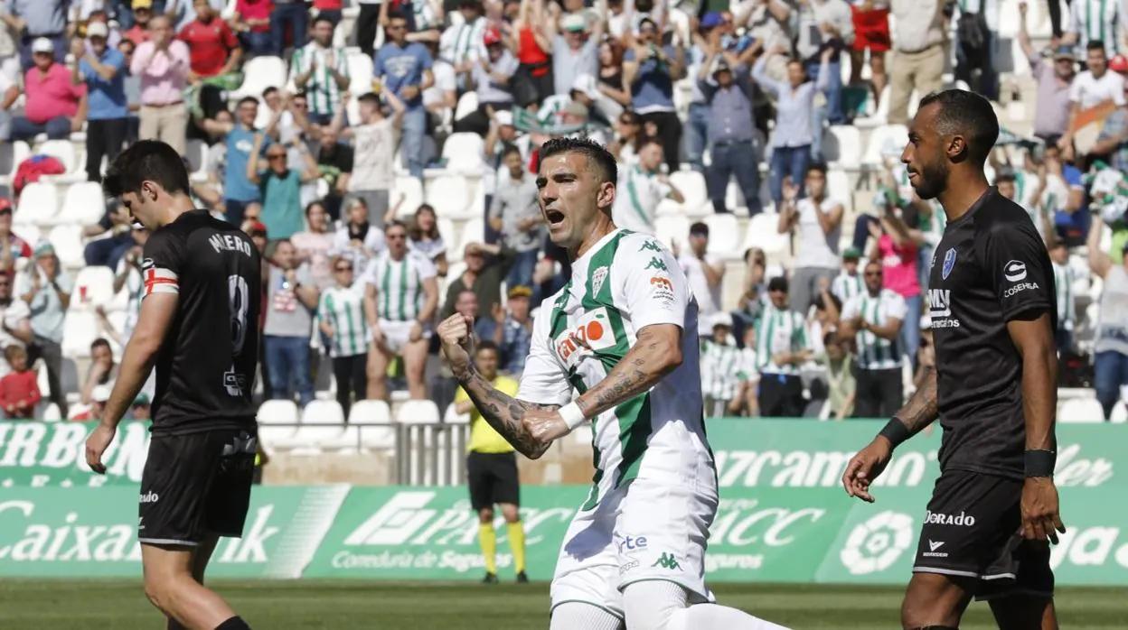José Antonio Reyes celebra su único gol con la camiseta del Córdoba CF ante el Huesca