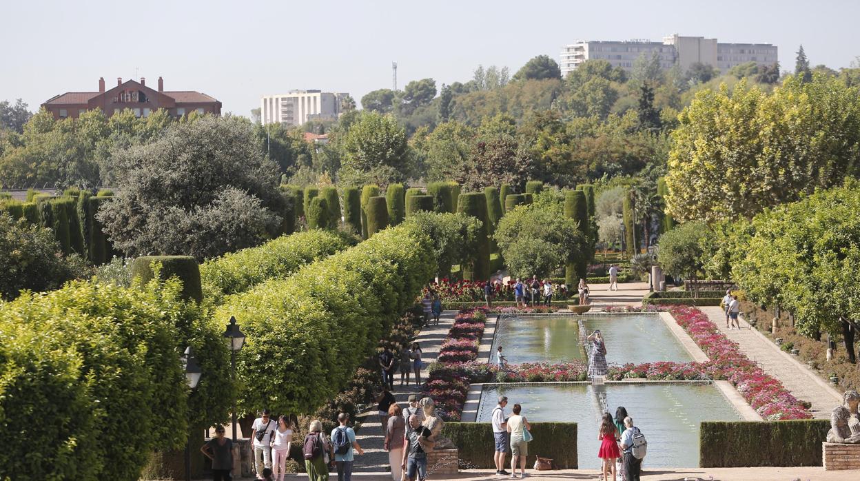 Turistas pasean por los Jardines del Alcázar de los Reyes Cristianos