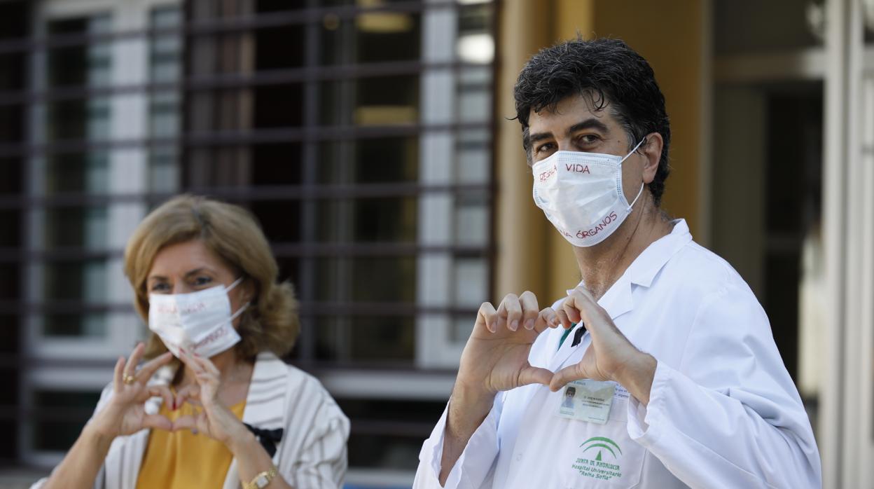 La delegada de Salud y Familias junto al coordinador de trasplantes del Reina Sofía