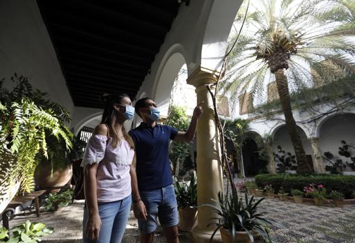 Dos personas en el patio de Recibo del Palacio de Viana de Córdoba