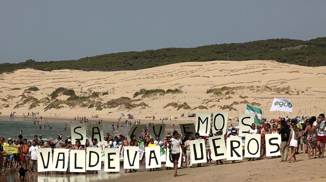 Varias organizaciones ecologistas y plataformas ciudadanas durante la protesta en defensa de la playa de Valdevaqueros y en contra del propyecto urbanístico aprobado por el Ayuntamiento de Tarifa