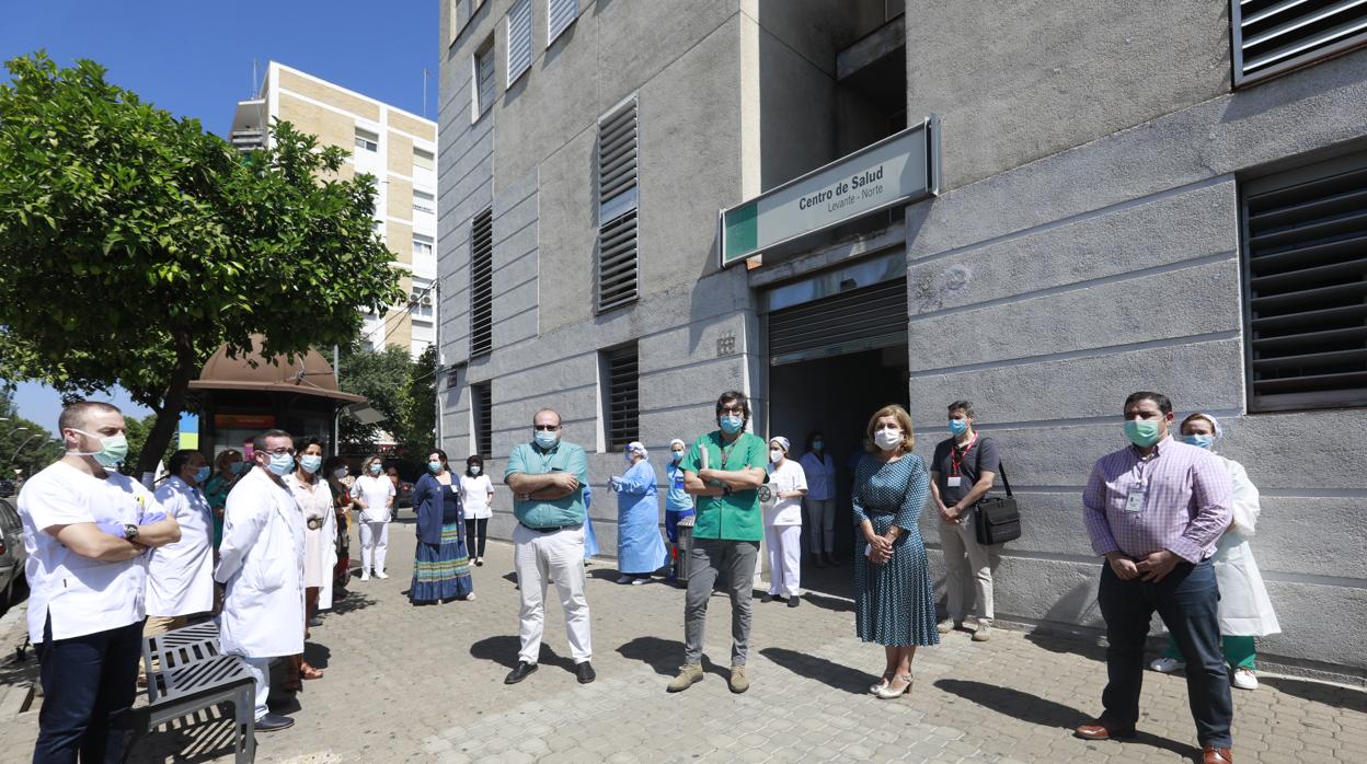 Concentración de este mediodía en el centro de salud Carlos III, con la delegada del ramo, María Jesús Botella