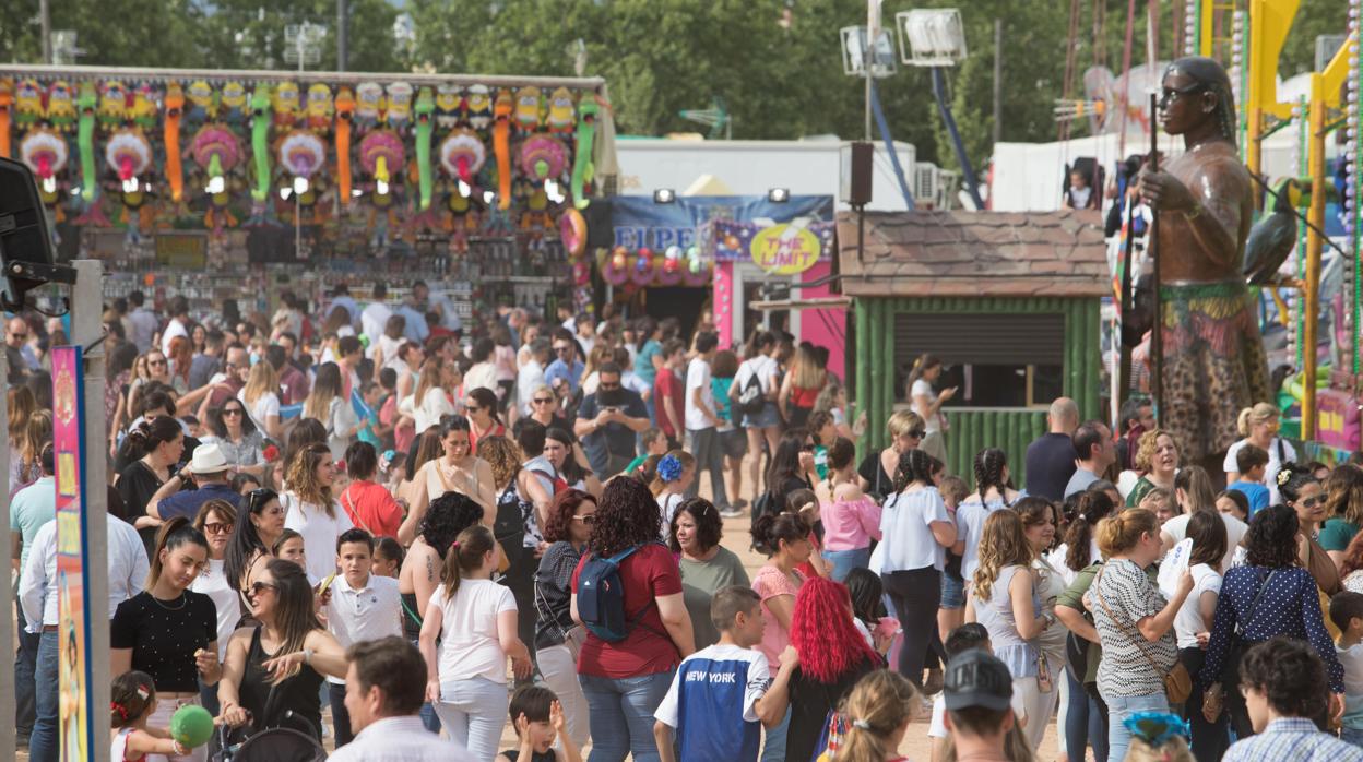 Miles de personas en las atracciones de la Feria de Córdoba