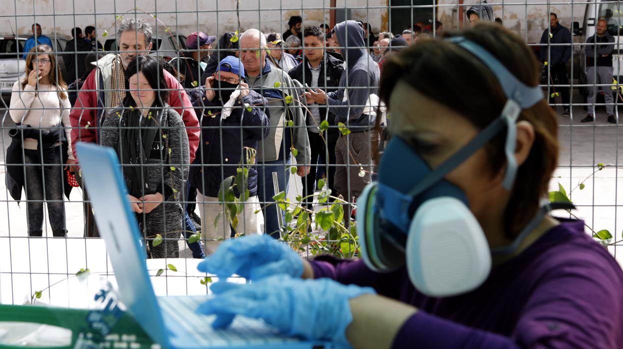 Reparto de comida en la Casa Libertad de Prolibertas, en Sagunto