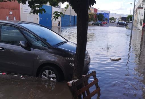 Una de las calles inundadas del polígono de Las Quemadas