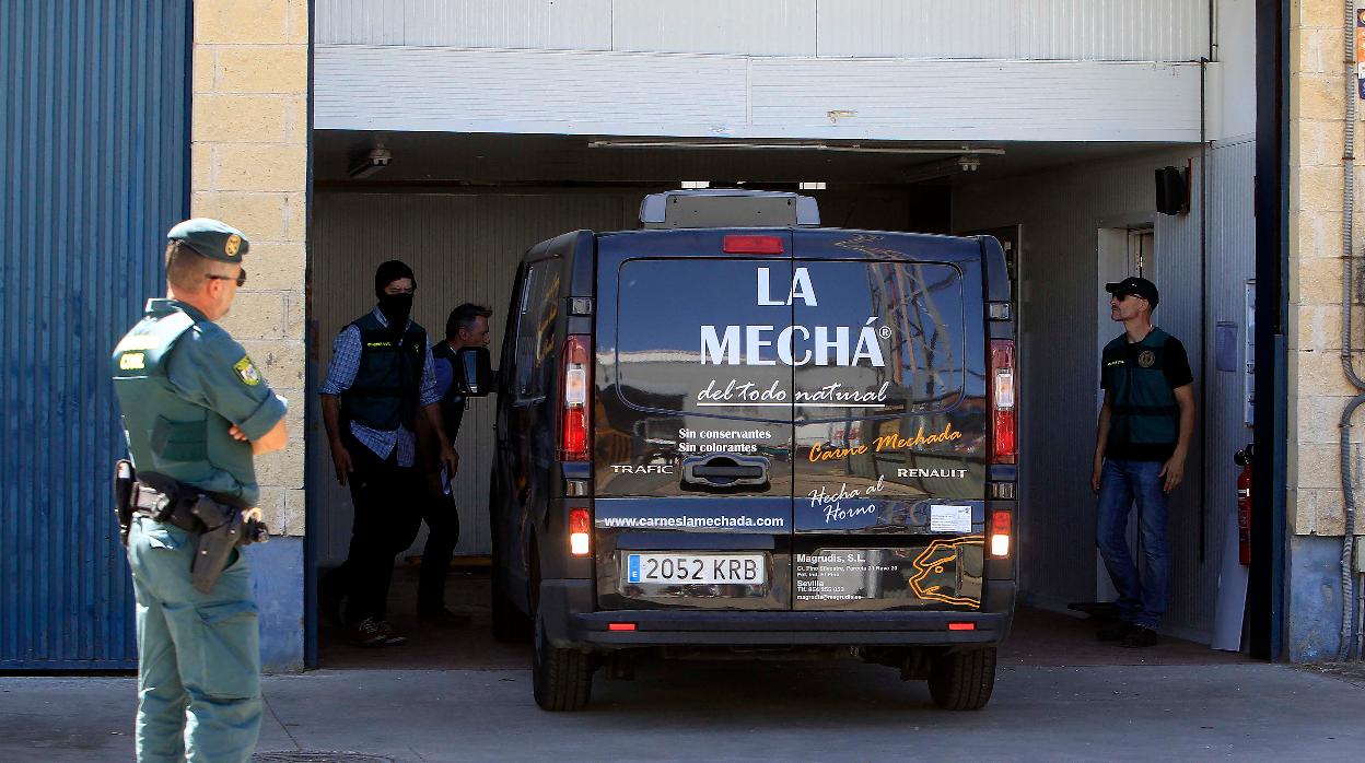 Intervención de la Guardia Civil en septiembre de 2019 en la nave de la empresa Magrudis, donde se detectó el origen del brote de listeriosis