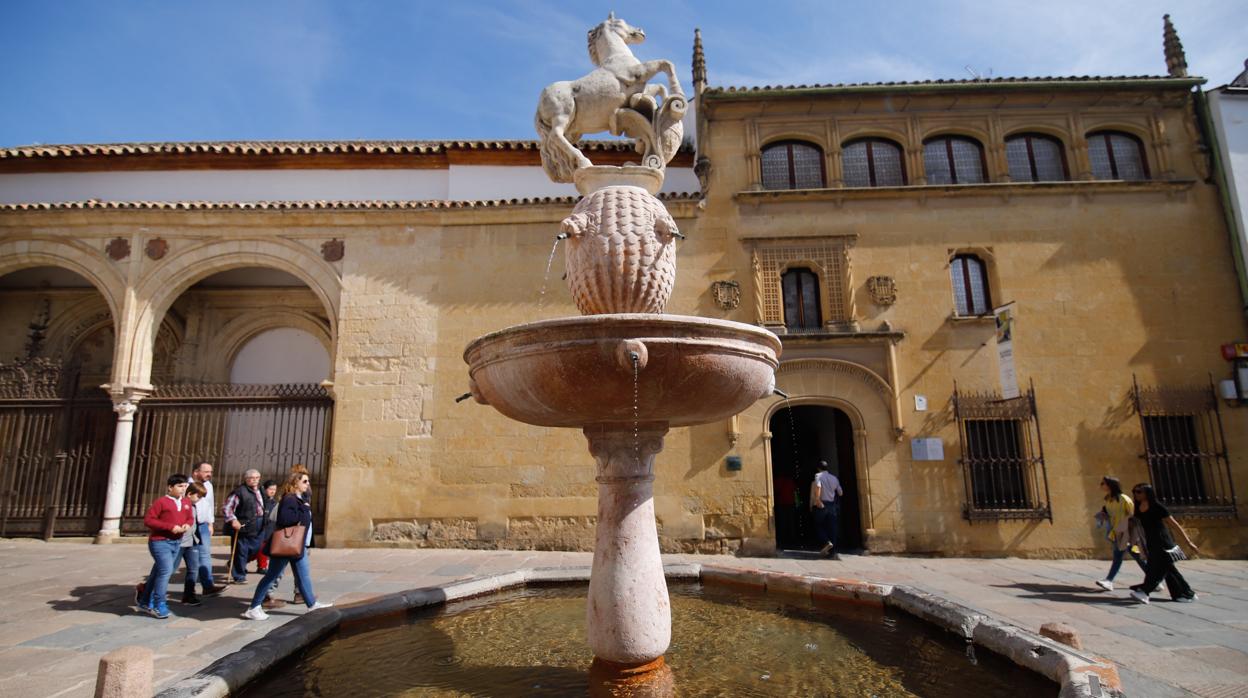 Paseantes en la plaza del Potro de Córdoba en un día soleado