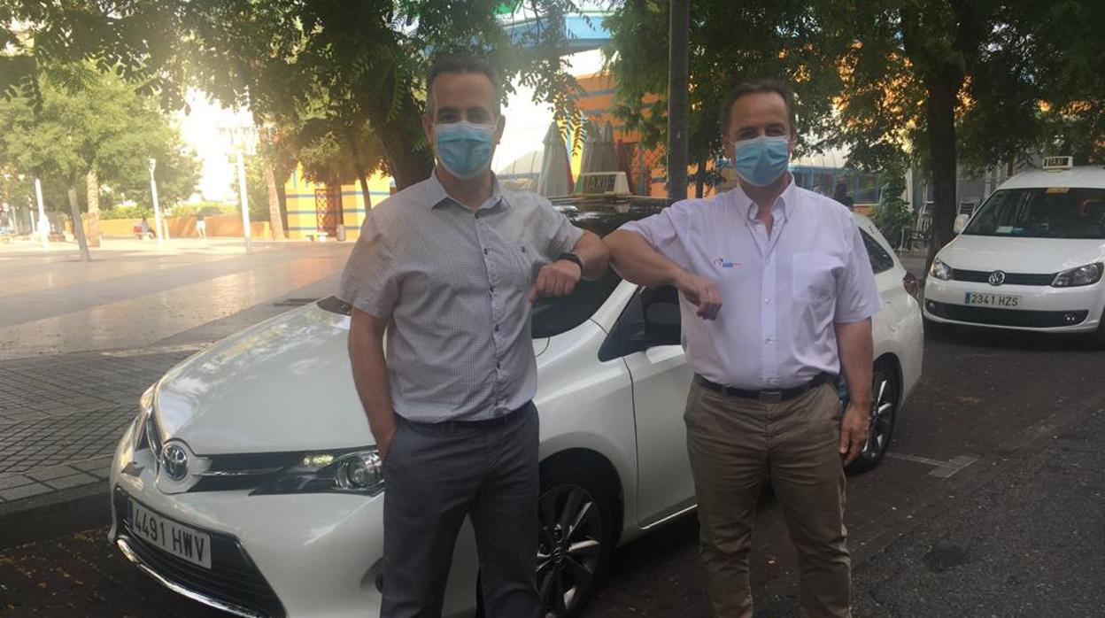 Antonio Deza junto a Miguel Ruano (Auttacor) en una parada de taxis en Córdoba