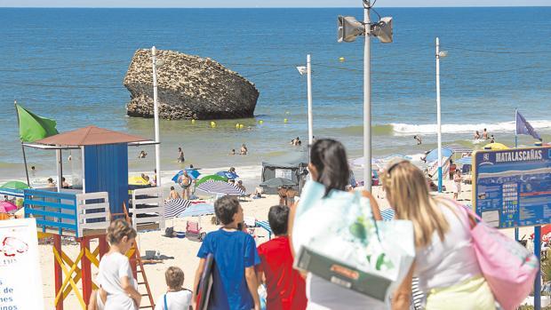 El desglose de los 1.900 euros que cobrarán los vigilantes de la playa en Andalucía