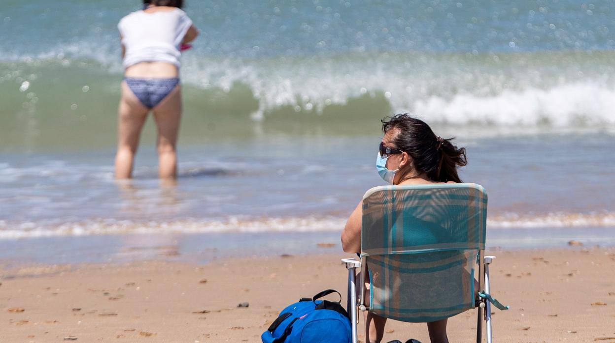 Personas en la playa de Camposoto en San Fernando, en Cádiz